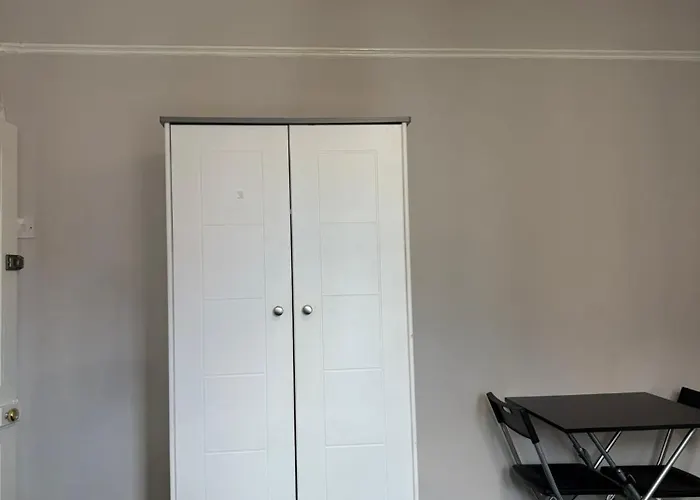 Superb Triple Near Croke Park - 4