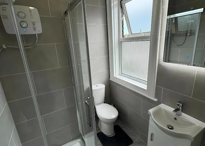 Superb Triple Near Croke Park - 4