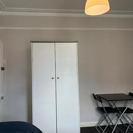 Superb Triple Near Croke Park - 4